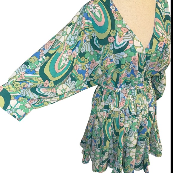 Aakaa Green and White Retro Mini Dress with Bishop Sleeves - Picture 3 of 4